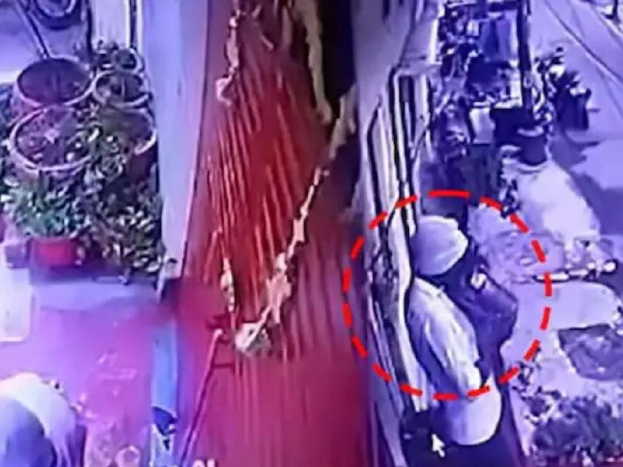 Milkman Spits in Milk Viral Video: জুসে প্রস্রাব মেশানোর পর এবার দুধে থুতু! সিসিটিভিতে ধরা পড়ল দুধওয়ালার জঘন্য কাণ্ড...দেখুন ভিডিও