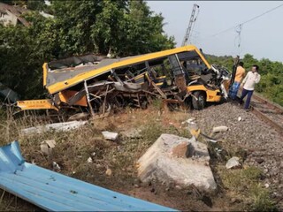 মঙ্গলের সকালে মর্মান্তিক দুর্ঘটনা! স্কুল বাসে ভয়ঙ্কর ধাক্কা ট্রেনের, ৩ ছাত্রের মৃত্যু, আহত একাধিক...News18