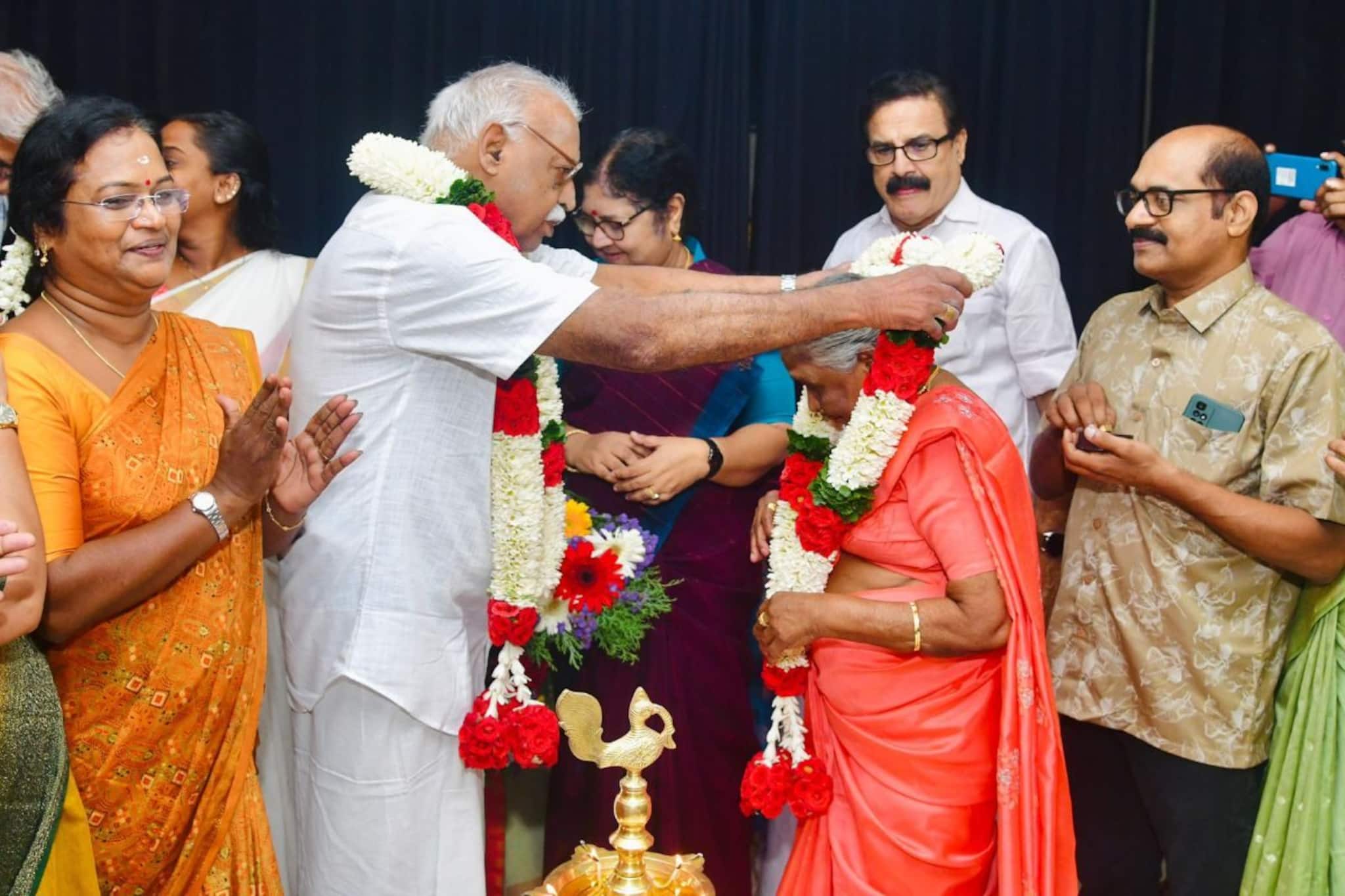 বয়সকে বুড়ো আঙুল দেখিয়ে ৭৫-এ বিয়ে! সমাজের চোখে 'নতুন রেকর্ড' বিজয়ারাঘবন-সুলোচনার...