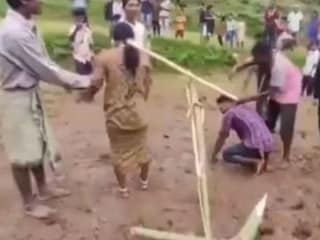 প্রেম করে বিয়ের ভয়ঙ্কর শাস্তি! দম্পতিকে বলদের মতো বেঁধে চাষ করাল গ্রামবাসীরা, দেখুন সেই অমানবিক ভাইরাল ভিডিও...ছবি - X