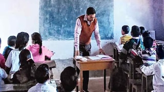 শিক্ষকই যদি এমন হন, তাহলে সমাজের অবস্থা আর কেমন হবে? রাজস্থানের এক সরকারি স্কুলে এমনই এক ঘটনা ঘটেছে৷ যা জানলে আপনার রাগ ও লজ্জা দুটোই হবে৷ Representative image