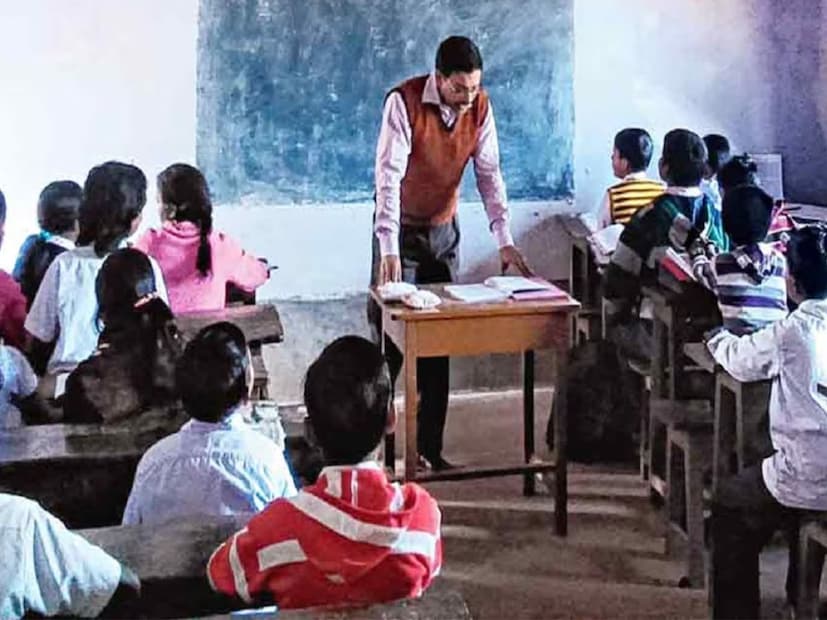 শিক্ষকই যদি এমন হন, তাহলে সমাজের অবস্থা আর কেমন হবে? রাজস্থানের এক সরকারি স্কুলে এমনই এক ঘটনা ঘটেছে৷ যা জানলে আপনার রাগ ও লজ্জা দুটোই হবে৷ Representative image