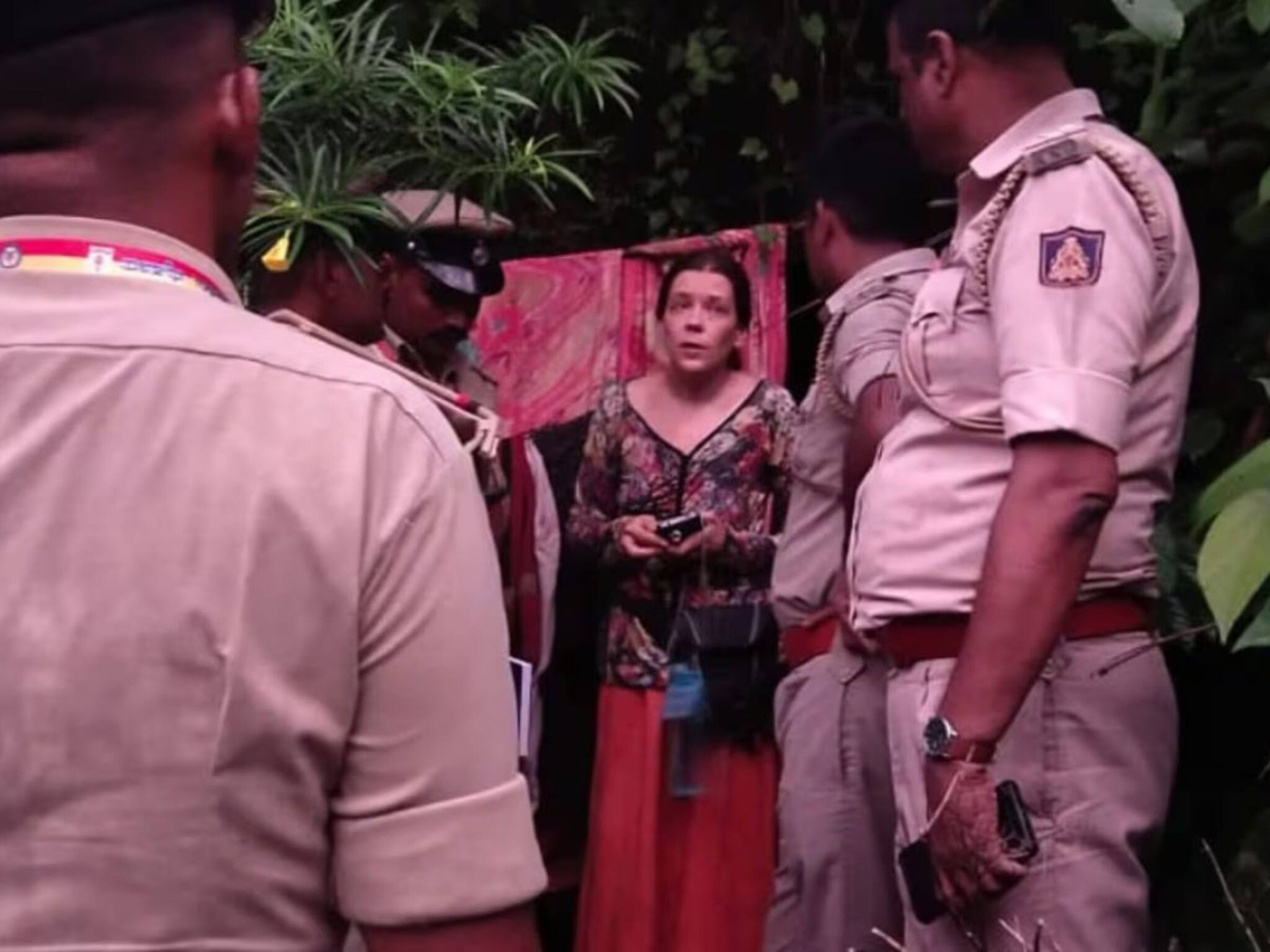 Snake friend Russian woman in India: সাপেদের পরম বন্ধু, লাগেনি ভয়ও! ৮ বছর ধরে ভারতের গুহায় লুকিয়ে বসবাস রাশিয়ান মহিলার, জানুন তাঁর কাহিনি...