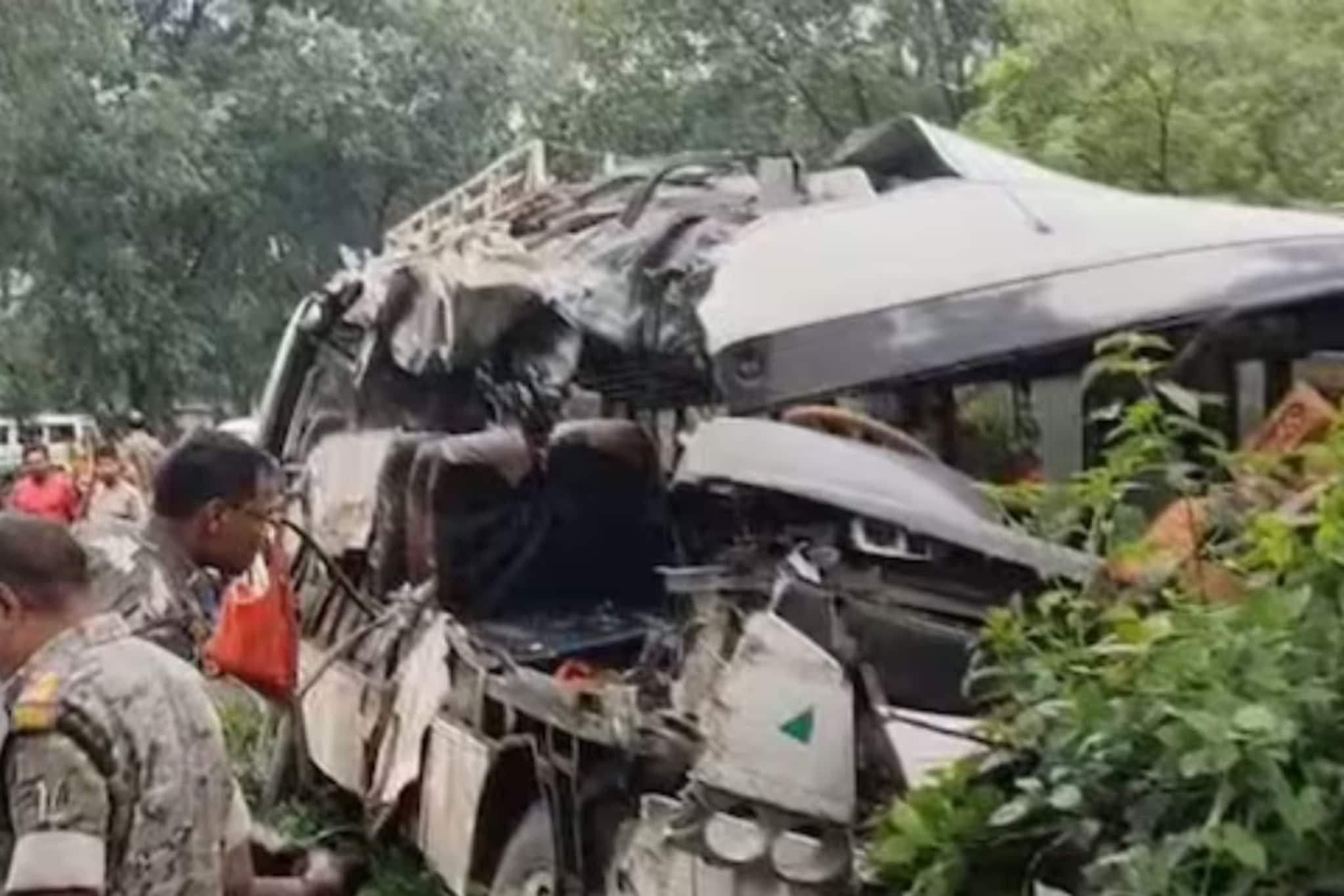 ফের ভয়াবহ বাস দুর্ঘটনা, ভর্তি যাত্রী নিয়ে খেলনার মতো উল্টে গেল বাস! আহত বহু, রক্তে ভাসল