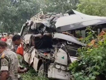 ঝাড়খণ্ডে ভয়াবহ বাস দুর্ঘটনা, ঘুমিয়ে পড়েছিলেন চালক! ১৮ জন কানওয়াড়িয়ার মৃত্যু