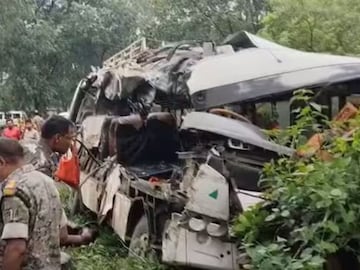 ফের ভয়াবহ বাস দুর্ঘটনা, ভর্তি যাত্রী নিয়ে খেলনার মতো উল্টে গেল বাস! আহত বহু, রক্তে ভাসল ফের ভয়াবহ বাস দুর্ঘটনা, ভর্তি যাত্রী নিয়ে খেলনার মতো উল্টে গেল বাস! আহত বহু, রক্তে ভাসল