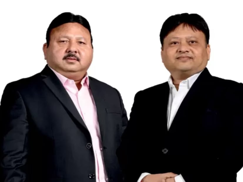 উত্তর প্রদেশের গুলাওথি শহরতলির বাসিন্দা দুই ভাই সঞ্জীব এবং রাজীব গুপ্তা। সেখানেই ছোট্ট একটি মুদির দোকান চালাতেন তাঁদের বাবা। তবে বাবার লড়াইয়ের দিনগুলির সাক্ষী ছিলেন তাঁরা। ফলে সব সময় বড় কিছু করার স্বপ্ন দেখতেন। তাঁদের সাফল্যের সেই উপাখ্যানই শুনে নেওয়া যাক।আসলে এরপর গাজিয়াবাদে চলে যান সঞ্জীব এবং রাজীব। সেখানে গিয়ে প্রথমে ধারে হোলসেলারদের কাছ থেকে এয়ার কুলার কিনতেন। এরপর স্বল্প লাভ রেখে তা বিক্রি করে দিতেন। প্রথম দিকে স্কুটারে চেপে ফরিদাবাদে ডিলারদের দ্বারে দ্বারে ঘুরতে হত তাঁদের। ধীরে ধীরে ব্যবসা শাখাপ্রশাখা মেলতে শুরু করে। 