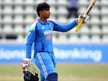 ২৯টি ছক্কা, ৩৫৫ রান, দ্রুততম সেঞ্চুরি… ১৪ বছরেই তারকা বৈভব! টেস্ট দলে সুযোগ মিলবে?