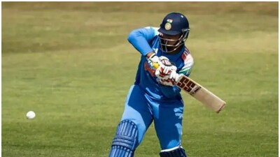 বয়স মাত্র ১৪, তাতে কী! অনূর্ধ্ব-১৯ দলের ম্যাচে দক্ষিণ আফ্রিকার বিরুদ্ধে অধিনায়কত্বের হাতে খড়ি হয়েছিল বৈভবের। এবার অধিনায়ক হয়েই ব্যাটে ঝড় তুললেন সূর্যবংশী। 