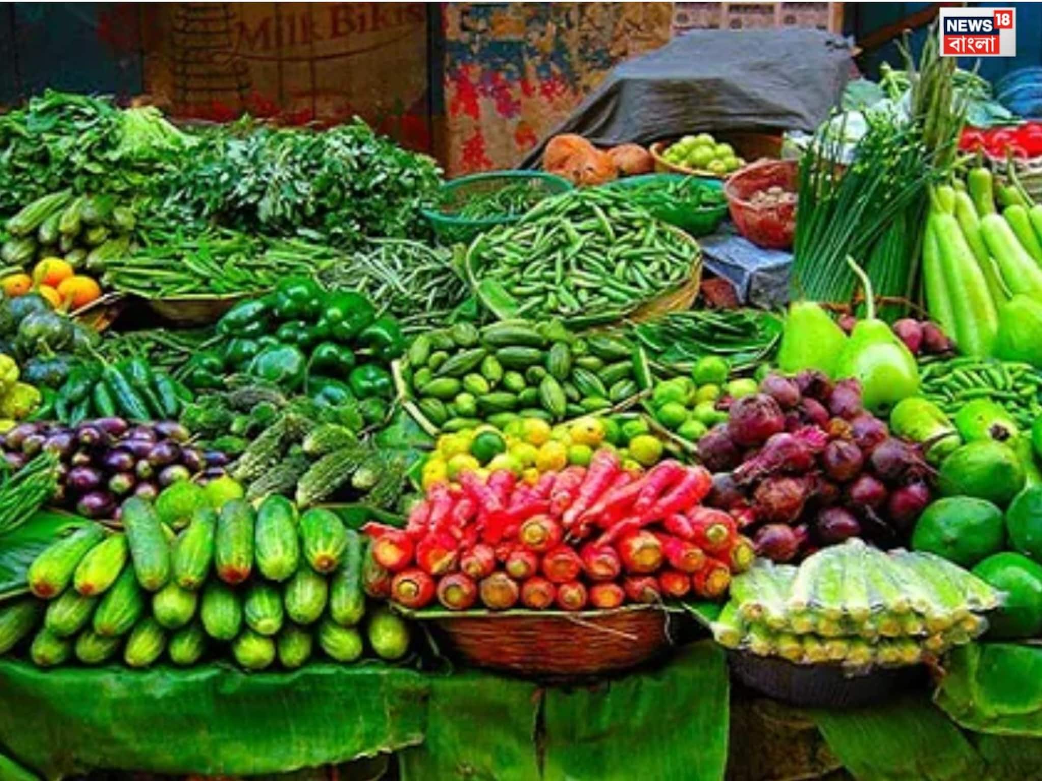 বাজারে ছ্যাঁকা! লঙ্কা ২০০, আদা-রসুন ৩০০ টাকা! সবজির দামে নাভিশ্বাস উঠেছে মধ্যবিত্তের