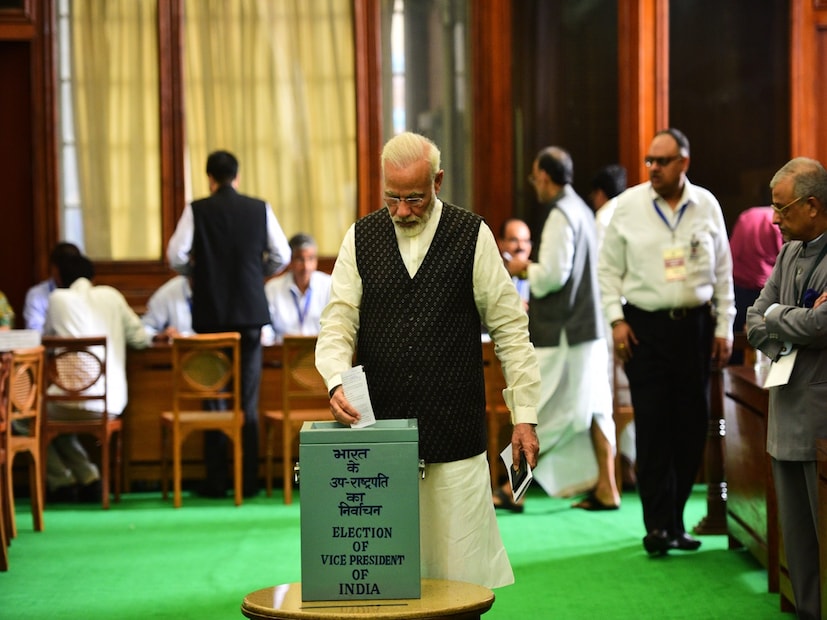 কত দিনের মধ্যে উপরাষ্ট্রপতি নির্বাচন করা উচিত?সংবিধান অনুসারে, উপরাষ্ট্রপতির পদ শূন্য হওয়ার ৬০ দিনের মধ্যে নতুন উপরাষ্ট্রপতি নির্বাচন করা বাধ্যতামূলক। এর অর্থ হল এই প্রক্রিয়াটি ২০২৫ সালের ১৯ সেপ্টেম্বরের মধ্যে সম্পন্ন করতে হবে। ধারণা করা হচ্ছে, নির্বাচন কমিশন শীঘ্রই উপরাষ্ট্রপতি নির্বাচন কর্মসূচির জন্য একটি বিজ্ঞপ্তি জারি করবে। লোকসভা এবং রাজ্যসভার সাংসদদের সমন্বয়ে গঠিত একটি নির্বাচনী কলেজ দ্বারা উপরাষ্ট্রপতি নির্বাচিত হন। বর্তমানে, ৫৪৩ জন লোকসভা সাংসদ এবং ২৪৫ জন রাজ্যসভা সাংসদ (মনোনীত সদস্য সহ) সহ মোট ৭৮৮ জন ভোটার এই প্রক্রিয়ায় অংশ নেবেন। এই নির্বাচন গোপন ব্যালটের মাধ্যমে পরিচালিত হয়।