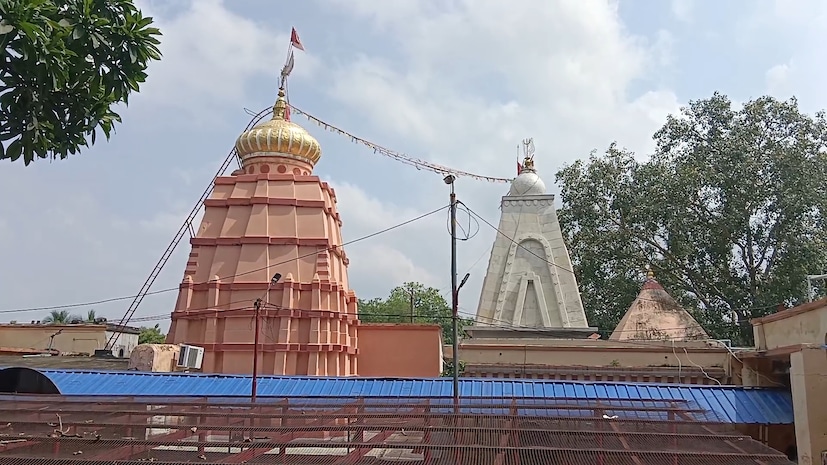 তবে দীর্ঘক্ষণ ধরে পূজোর সুযোগ এদিন থাকবে না। বাবার মাথায় জল ঢেলে ও বিল্বপত্র দিয়ে ভক্তদের বেরিয়ে আসতে হবে।”