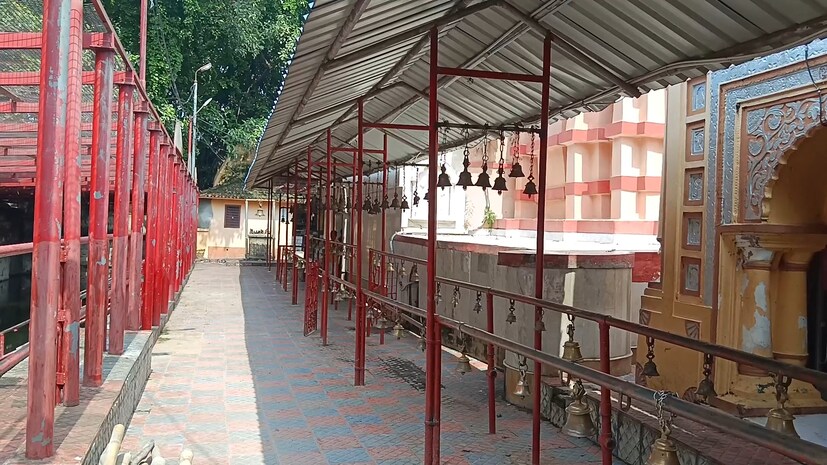 সেই ভিড় সামাল দিতে এবছর ব্যতিক্রমী সিদ্ধান্ত নিল বক্রেশ্বর মন্দির কমিটি ও পুলিশ প্রশাসন—শ্রাবণ মাসের প্রতিটি সোমবার রাত দু\'টো থেকেই খুলে দেওয়া হবে বক্রেশ্বর শিব মন্দিরের গর্ভগৃহ।