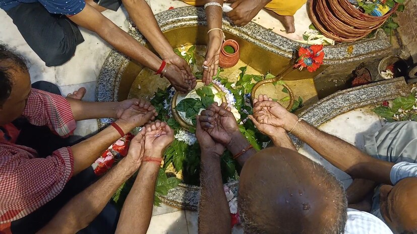 বীরভূম: বীরভূমের অন্যতম তীর্থক্ষেত্র বক্রেশ্বর এবার প্রস্তুত ‘শ্রাবণ উৎসব’-এর ভক্ত সমুদ্র সামলাতে। শ্রাবণ মাসে পুণ্যলাভের আশায় শিবভক্তদের ঢল নামবে বক্রেশ্বরে।