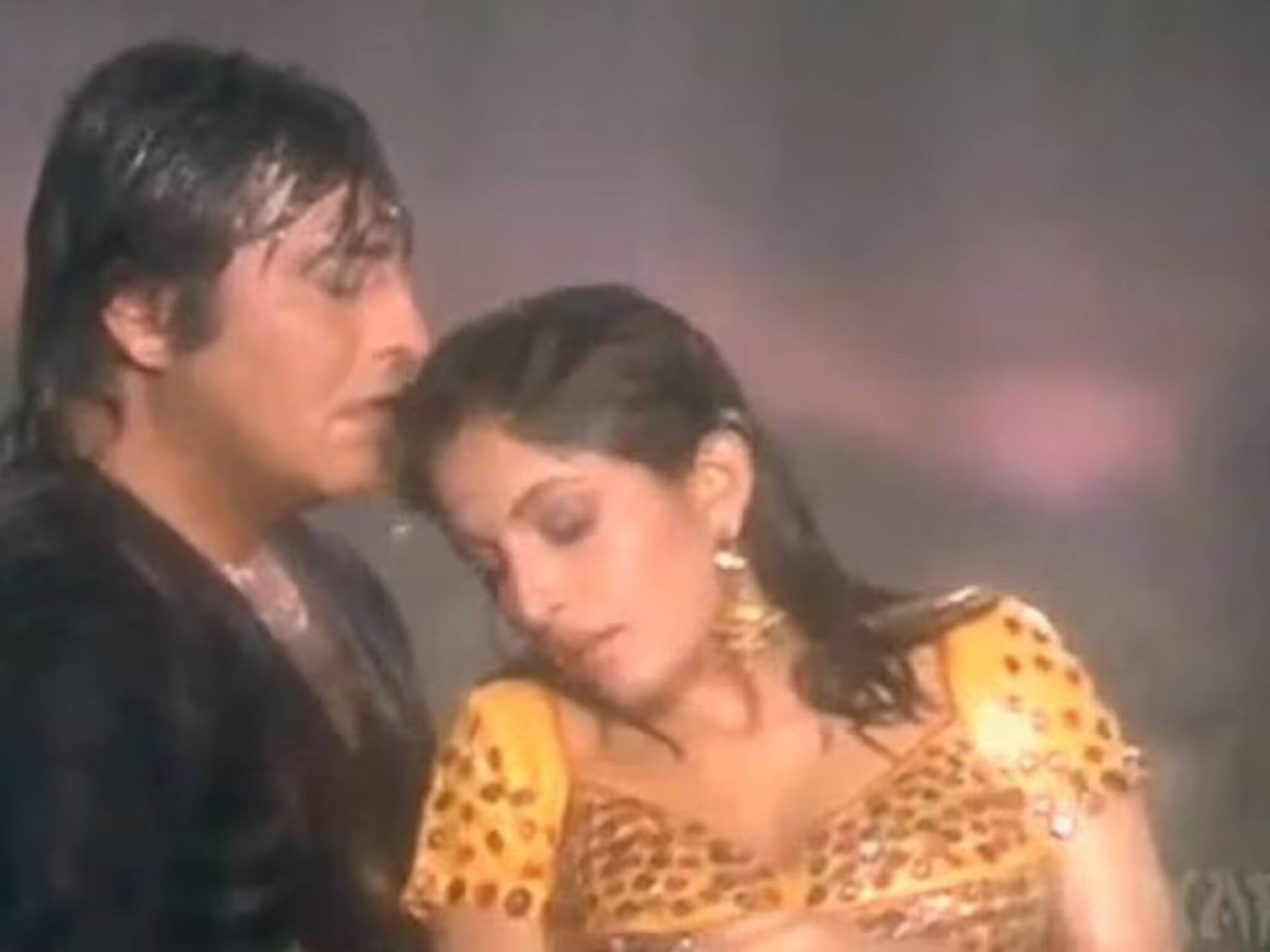 নায়িকাকে গভীর চুম্বনে জাপটে ধরে রেখেছিলেন এই অভিনেতা ! রীতিমতো আগুন ছড়িয়ে দিয়েছিল গানের সেই দৃশ্য, তৈরি হয়েছিল তীব্র বিতর্কও