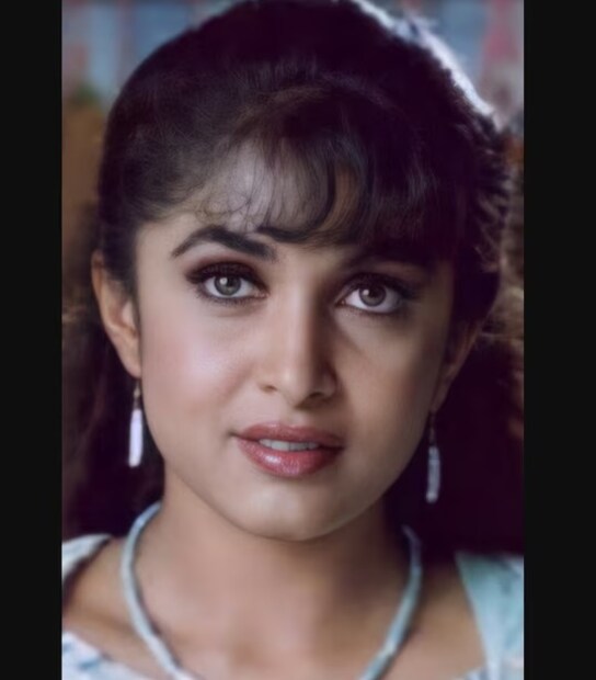 বক্স অফিসে দাপিয়ে রাজত্ব করেছিল ‘পরম্পরা’। কিন্তু বিতর্কের কারণে এটি সমালোচক এবং দর্শকদের সমালোচনার শিকারও হয়েছিল। যদিও এই ছবির একটি গান ব্যাপক হিট হয়েছিল। তবে সেই গানে বিনোদ খান্না এবং রম্যা কৃষ্ণণের কিছু দৃশ্য তীব্র বিতর্কের জন্ম দিয়েছিল। আসলে ‘তু সাওয়ান মে প্যায়ার পিয়া পিয়া কি’ গানটিতে বিনোদ খান্না এবং রম্যা কৃষ্ণণের মধ্যে এমন কিছু দৃশ্য দেখা গিয়েছিল, যা রীতিমতো আগুন জ্বালিয়ে দিয়েছিল। আসলে দেখা গিয়েছে যে, রম্যার ব্লাউজ খুলছেন বিনোদ খান্না। আর তাঁর সঙ্গে চুম্বনে ডুবও দিয়েছেন। এহেন উষ্ণ দৃশ্য সেই সময় চর্চার কেন্দ্রবিন্দুতে উঠে এসেছিল। 