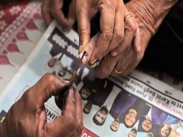 Bihar Voter List Revision Update: বিহারের ভোটার তালিকা থেকে বাদ গেল ৫২ লক্ষ নাম! দেশজোড়া বিতর্কের মাঝেই কী জানাল কমিশন? Bihar Voter List Revision Update: বিহারের ভোটার তালিকা থেকে বাদ গেল ৫২ লক্ষ নাম! দেশজোড়া বিতর্কের মাঝেই কী জানাল কমিশন?