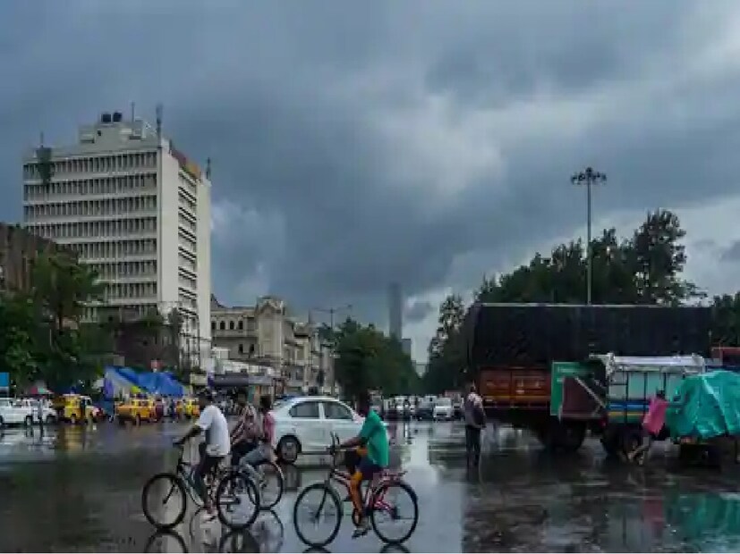 বৃহস্পতিবার বৃষ্টির সম্ভাবনা আরও বাড়বে। নিম্নচাপের বৃষ্টি হবে দক্ষিণবঙ্গের সব জেলাতে। বজ্রবিদ্যুৎ-সহ হালকা থেকে মাঝারি এবং দু-এক পশলা ভারী বৃষ্টির আশঙ্কা দক্ষিণবঙ্গের বেশিরভাগ জেলাতে। অতি ভারী বৃষ্টি হতে পারে বাঁকুড়া, পূর্ব ও পশ্চিম মেদিনীপুর এবং দক্ষিণ ২৪ পরগনা জেলাতে। 
