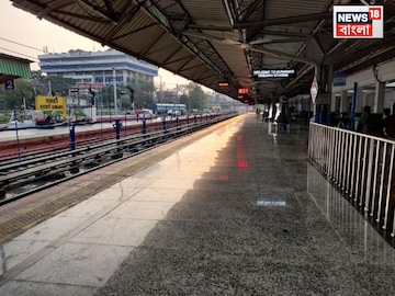 Indian Railways Knowledge Story: রেল স্টেশন তো নয় যেন ঝকঝকে বাড়ির ফ্লোর, একটাও চিপস-গুটখার প্যাকেট পড়ে থাকবে না, দেশের কোন রেল প্ল্যাটফর্ম এতটাই ঝাঁ চকচকে? Indian Railways Knowledge Story: রেল স্টেশন তো নয় যেন ঝকঝকে বাড়ির ফ্লোর, একটাও চিপস-গুটখার প্যাকেট পড়ে থাকবে না, দেশের কোন রেল প্ল্যাটফর্ম এতটাই ঝাঁ চকচকে?