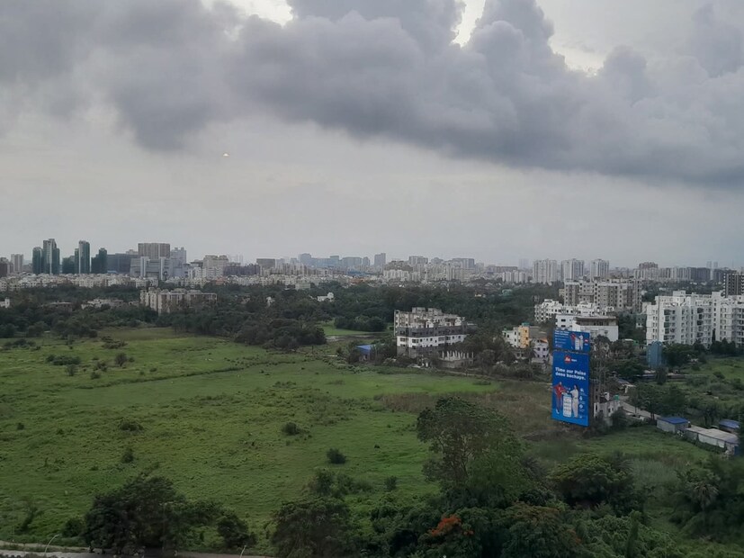 কলকাতায় আজ, শনিবার সর্বনিম্ন তাপমাত্রা ২৭.২ ডিগ্রি সেলসিয়াস। যা স্বাভাবিক তাপমাত্রার থেকে ০.৩ ডিগ্রি সেলসিয়াস বেশি। গতকাল, শুক্রবার দিনের সর্বোচ্চ তাপমাত্রা ছিল ৩০.৮ ডিগ্রি সেলসিয়াস। যা স্বাভাবিক তাপমাত্রার থেকে ২.০ ডিগ্রি সেলসিয়াস কম। বাতাসে জলীয় বাষ্পের পরিমাণ এবং আপেক্ষিক আর্দ্রতা ৭৮ থেকে ৯৭ শতাংশ। আগামী ২৪ ঘণ্টায় শহরের তাপমাত্রা থাকবে ২৭ ডিগ্রি থেকে ৩২ ডিগ্রি সেলসিয়াসের মধ্যে। বৃষ্টি হয়েছে ৪.৯ মিলিমিটার।