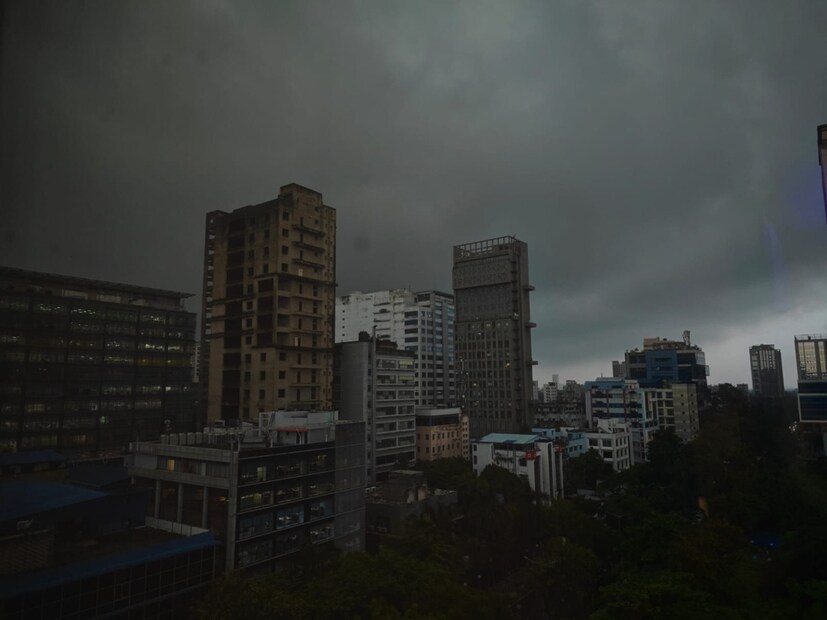 বুধবার ভারী বৃষ্টির সম্ভাবনা ও দক্ষিণবঙ্গে। উত্তর ও দক্ষিণ ২৪ পরগনা, হাওড়া এবং নদিয়া জেলাতে বিক্ষিপ্তভাবে ভারী বৃষ্টি দু'-এক জায়গায়। বাকি জেলাতে বজ্রবিদ্যুৎ-সহ হালকা থেকে মাঝারি বৃষ্টি। সঙ্গে ৩০ থেকে ৪০ কিলোমিটার গতিবেগে দমকা ঝোড়ো বাতাস।