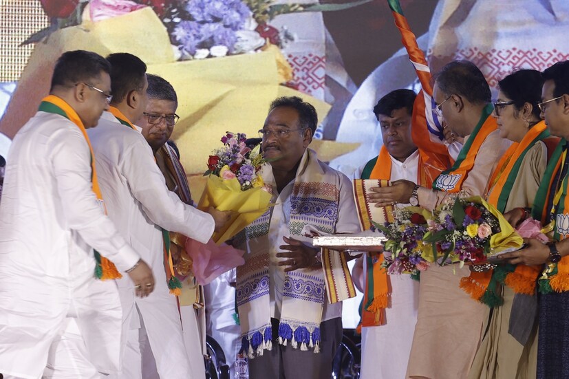 নরেন্দ্র মোদির আমলে অন্যান্য রাজ্যের চেহারা বদল হচ্ছে। বাংলার মানুষ পরিত্রাণ চায়। এবার বিধানসভা নির্বাচন গনতন্ত্র প্রতিষ্ঠার নির্বাচন, বাংলার গৌরব ফিরিয়ে নিয়ে আসার নির্বাচন। সরাসরি পথে নামুন প্রতিবাদ করুন আন্দোলন করুন মমতা বন্দ্যোপাধ্যায়ের বিরুদ্ধে।