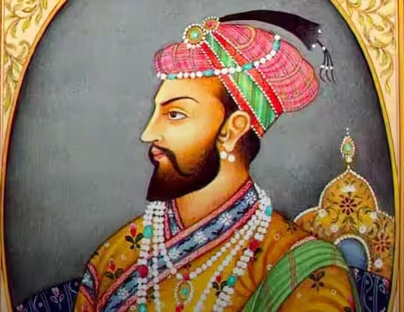 প্রশ্ন ২ - কোন মুঘল সম্রাট সপ্তাহের সাত দিনই বিভিন্ন রঙের পোশাক পরতেন?উত্তর ২ - সম্রাট হুমায়ুন হলেন সেই সম্রাট যিনি সপ্তাহের সাত দিনই বিভিন্ন রঙের পোশাক পরতেন। ইতিহাস বলে, মুঘল সম্রাট হুমায়ুন জ্যোতিষশাস্ত্রে আগ্রহী ছিলেন এবং এই কারণে তিনি সপ্তাহের সাত দিন বিভিন্ন রঙের পোশাক পরতেন।