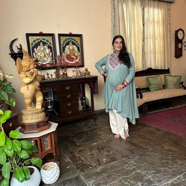 ভাবনা রামান্না কন্নড় এবং তামিল ছবিতে খুবই অ্যাক্টিভ। তিনি একজন ধ্রুপদী নৃত্যশিল্পীও। ভাবনা কিছুদিন আগে তার ইনস্টাগ্রাম অ্যাকাউন্টে তার বেবি বাম্পের দুটি ছবিও শেয়ার করেছেন। তিনি একটি দীর্ঘ নোটও লিখেছেন। ভক্তরা তাকে অভিনন্দন জানাচ্ছেন। (ছবি সৌজন্যে: ইনস্টাগ্রাম @bhavanaramannaofficial)
