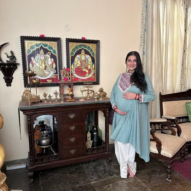 ভাবনা রামান্না লিখেছেন, ' যখন আমি ৪০ বছর বয়সে পা দিলাম, তখন আমার ইচ্ছা ছিল সন্তান নেওয়ার। একজন অবিবাহিত মহিলা হিসেবে, পথটি সহজ ছিল না। অনেক আইভিএফ ক্লিনিক আমাকে সরাসরি প্রত্যাখ্যান করেছিল। কিন্তু তারপর আমি বেঙ্গালুরুতে একজন ডাক্তারের সঙ্গে দেখা করি। তিনি আমাকে সমর্থন করেছিলেন। আমি প্রথম প্রচেষ্টাতেই গর্ভবতী হয়েছিলাম।'(ছবি সৌজন্যে: ইনস্টাগ্রাম @bhavanaramannaofficial)