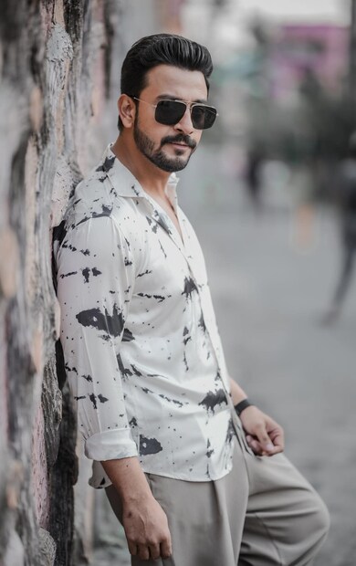 বাবাকে খুঁজে চলেছে সে। হঠাৎ দেখা হয় বামা নামক একজনের সঙ্গে। যদিও বামা বয়সে অনেকটাই বড়ো পাটুর থেকে। কিন্তু তাদের মধ্যে বন্ধুত্ব বাড়তে থাকে। শুরু হয় গল্পের মূল প্লট। আর তার সঙ্গে গল্পের আর একজন প্রধান চরিত্রে রুমেলা। আর এই রুমেলার চরিত্রে দর্শনা বণিক৷