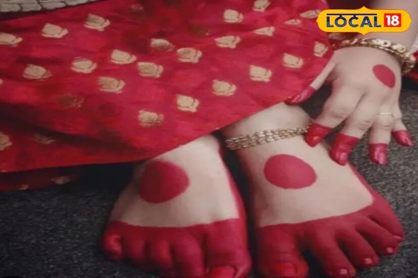 এখানে জেনে নেওয়া যাক এটি কীভাবে বাড়িতে তৈরি করা হয়। খুব সহজেই বাড়িতে আলতা তৈরি করা যেতে পারে, যা বাজারে পাওয়া আলতার চেয়ে ভাল। আলতার এমন কিছু ডিজাইন রয়েছে, যা সাজসজ্জায় বাড়তি আকর্ষণ যোগ করবে, জেনে নেওয়া হবে সেই বিষয়েও।