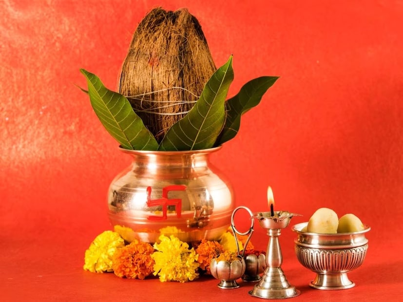 বৃহস্পতিবার, গুরু পূর্ণিমার পুণ্যতিথিতে নারায়ণ এবং মা লক্ষ্মীকে নিবেদন করুন হলুদ ফুলের মালা, হলুদ ফুল এবং পদ্মফুল৷ পুজো শুরুর আগে বাড়িঘর, ঠাকুরঘর পরিষ্কার করে আলপনা দিন৷ তার পর শুদ্ধ বসনে পুজো করুন৷