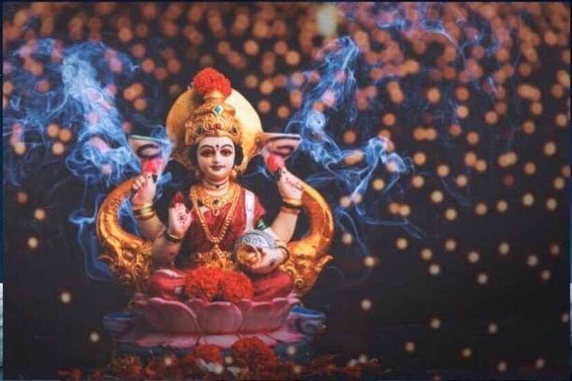 ২) লাল জবা ফুল দেবী লক্ষ্মীর খুব প্রিয়, যারা দেবী লক্ষ্মীর আশীর্বাদ চান এবং ঘর থেকে দারিদ্র্য দূর করতে চান, তাদের অবশ্যই এই ফুলটি দেবীকে নিবেদন করা উচিত। এতে দেবী সন্তুষ্ট হন। এর পাশাপাশি ঘর থেকে নেতিবাচক শক্তি শেষ হয়ে যায়।