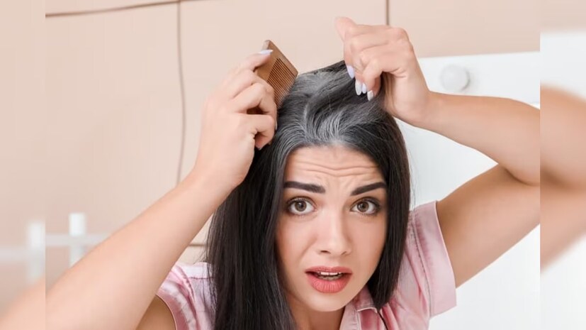 এবার একটি শাওয়ার ক্যাপ পরুন এবং ১-২ ঘন্টা রেখে দিন যাতে কফির রঙ চুলে শুষে নেয় এবং উজ্জ্বলতাও বৃদ্ধি করে। তার পর হালকা গরম জল দিয়ে চুল ধুয়ে ফেলুন। মনে রাখবেন শ্যাম্পু করার দরকার নেই, না হলে সব কফির রঙ নষ্ট হয়ে যাবে। চুল নিজে থেকেই শুকোতে দিন। আপনি সপ্তাহে দুই থেকে তিনবার এই কফি হেয়ার ডাই ব্যবহার করতে পারেন। 