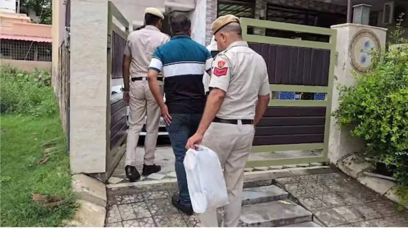 অভিযুক্ত বাবাকে গ্রেফতার করেছে পুলিশ। শোনা যাচ্ছে, টেনিস অ্যাকাডেমি খোলার কথা মাথায় রেখেই বাবা রেগে গিয়েছিলেন, যার জেরেই মেয়েকে খুন করেন তিনি। 