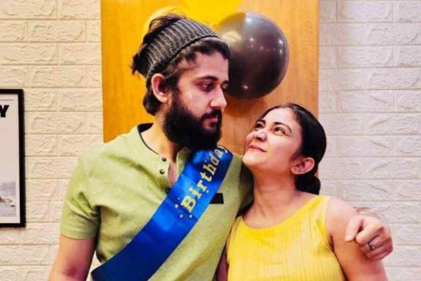 ‘মিঠাই’ ধারাবাহিকে আদৃতের দিদির চরিত্রে দেখা গিয়েছিল কৌশাম্বিকে। সেখান থেকেই আলাপ দু’জনের। তারপর নাকি বন্ধুত্ব বাড়তে থাকে। পরিশেষে প্রেম।