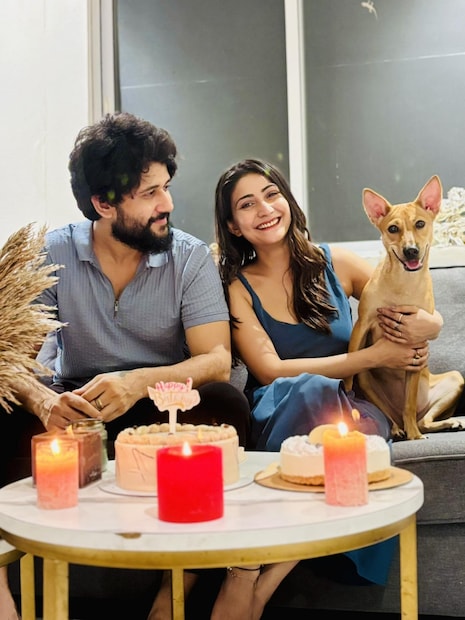 নিরালায় নিভৃতে কাছের মানুষ আদৃত আর নবাগত পোষ্যকে নিয়ে জন্মদিন পালন করলেন কৌশাম্বী চক্রবর্তী। কোনও আড়ম্বর নেই। স্ত্রীর জন্য কেবলই ভালবাসায় মোড়া আদুরে আয়োজন করেন আদৃত।