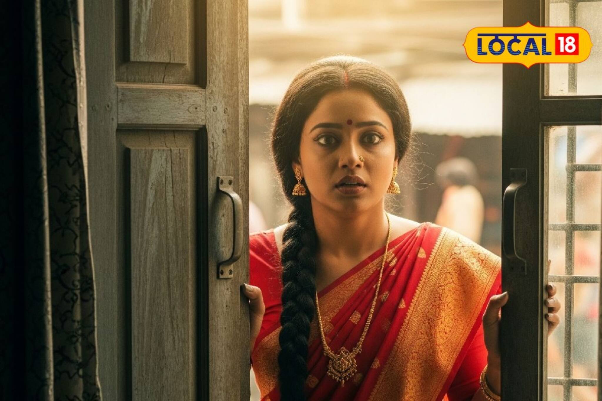 ঘুম থেকে উঠে দরজা খুললেন মহিলা! ঘরের দরজায় ঝোলানো লাল কাপড়, র*ক্ত, আর... শিউরে উঠলেন তিনি