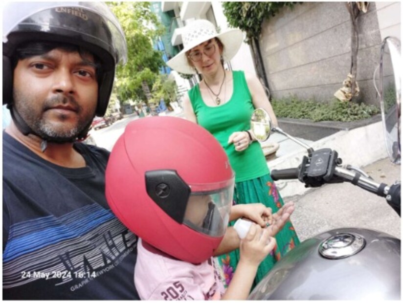 সৈকতের দাবি, বিয়ের পর ভিক্টোরিয়া তাঁকে বারবার ফোর্ট উইলিয়ামে যাওয়ার জন্য চাপ দিতেন। কিন্তু প্রাক্তন নৌসেনা অফিসার সমীর বসুর পরিবার সে অনুরোধে সাড়া না দিলে ভিক্টোরিয়া সন্তানের হেফাজতের জন্য সুপ্রিম কোর্টে যান।