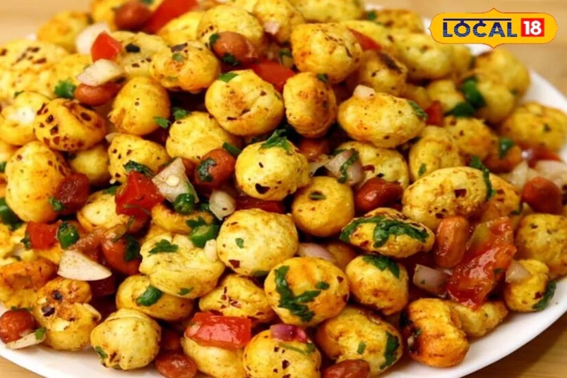 মাখানা এমনই একটি জিনিস, যা যেভাবেই খাওয়া হোক না কেন, শরীরের জন্য উপকারী। মাখানা চাট হল সুস্বাদু রেসিপিগুলোর মধ্যে একটা। বলা হচ্ছে বটে চাট, তবে তা আদপেই খুব বেশি মশলাদার নয়। বাজারচলতি চাটের মতো তা শরীরের ক্ষতিও করবে না। এটিকে স্বাস্থ্যকর খাবারের তালিকার শীর্ষে রাখা যেতে পারে। এটি তৈরি করা সহজ এবং এটিকে পুষ্টির একটি পাওয়ার হাউজ বললে ভুল হবে না। সেই জন্যই দেশের ফিল্মস্টারদের মধ্যে মাখানা চাটের জনপ্রিয়তা বৃদ্ধি পেয়েছে।