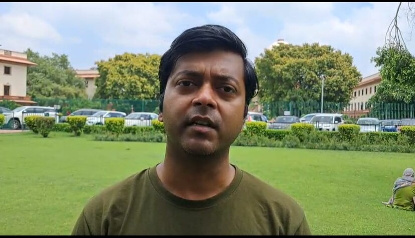 একদিকে সন্তানের ভবিষ্যৎ, অন্যদিকে আন্তর্জাতিক সম্পর্কের সম্ভাব্য জটিলতা—এই দোলাচলে দাঁড়িয়ে আজ চন্দননগরের বসু পরিবারের জীবনযাত্রা রীতিমতো থমকে গিয়েছে। তবে, আদালতের সিদ্ধান্তই বলে দেবে, আদৌ সন্তানকে ফিরে পাবেন কি না সৈকত।