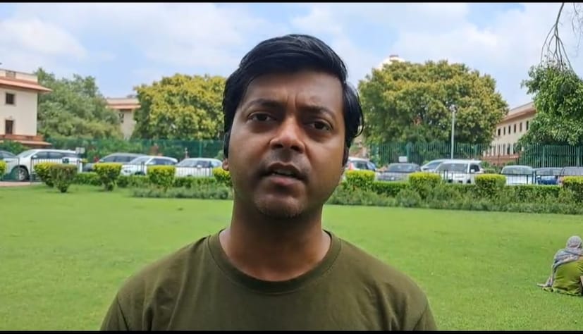 সূত্রের খবর, সৈকত বসু—চন্দননগরের বাসিন্দা, কর্মসূত্রে একসময় ছিলেন চিনে। সেখানেই পরিচয় হয় রাশিয়ান নাগরিক ভিক্টোরিয়া জিগালিনার সঙ্গে। পরিচয় থেকে প্রেম, তারপর বিয়ে।