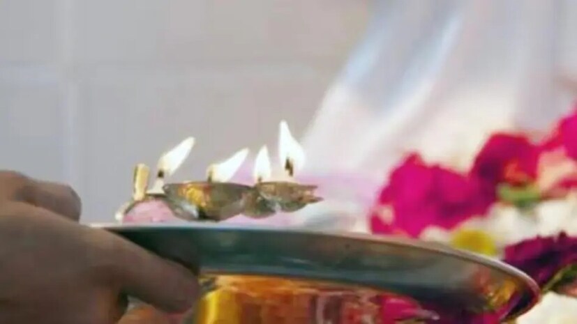 এই বিশেষ দিনে পালন করুন কিছু জ্যোতিষ টোটকা৷ মনে করা হয় এর ফলে জীবনে শুভ সূচনা হবে৷ পাথরচাপা কপালে খুলে যাবে সৌভাগ্যের ঝাঁপি৷ বলছেন জ্যোতিষ বিশারদ পণ্ডিত কল্কি রাম৷