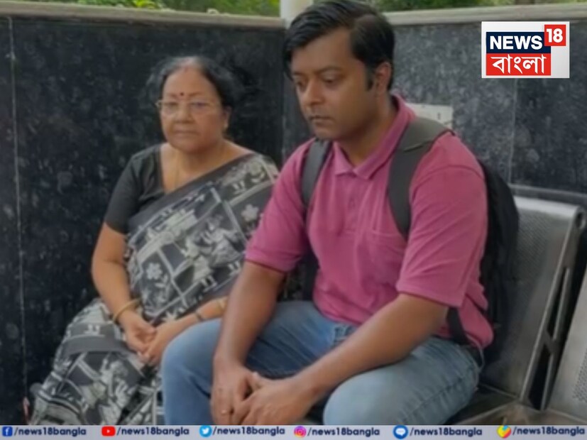 শুধু তাই নয়, ৫ বছরের ওই শিশুকে খুঁজে বাবা সৈকত বসুকে হস্তান্তরের নির্দেশ দিয়েছে শীর্ষ আদালত। দিল্লির পুলিশ কমিশনারকে এই নির্দেশ দিয়েছে শীর্ষ আদালত। সেইসঙ্গে রুশ নাগরিক ভিক্টোরিয়ার পাসপোর্ট বাজেয়াপ্তেরও নির্দেশ দিয়েছে আদালত। এই মামলায় অবিলম্বে রুশ দূতাবাসে যোগাযোগের নির্দেশ দেওয়া হয়েছে বিদেশ মন্ত্রককে।