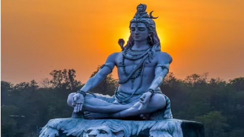 যাঁরা শ্রাবণ সোমবার ব্রত পালন করেন এবং উপবাস রাখেন, তাঁরা ভুলেও এই তিথিতে খাবেন না আমিষ খাবার৷ শিবের মাথায় জল ঢালার পর উপবাস ভঙ্গ করুন নিরমিষ সাত্ত্বিক আহারে৷ এই পবিত্র দিনে দূরে থাকুন নেশাজাতীয় জিনিস থেকে৷