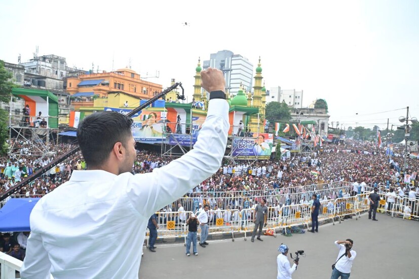 ধর্মতলায় তৃণমূল কংগ্রেসের শহিদ দিবসের সভায় হঠাৎ অসুস্থ হয়ে পড়লেন দলের চার জনপ্রতিনিধি। গরম আর তীব্র রোদে কাবু হয়ে সভামঞ্চ থেকে বের করে নিয়ে যেতে হল সাংসদ শত্রুঘ্ন সিনহা, কীর্তি আজাদ, শতাব্দী রায় এবং বিধায়ক মদন মিত্রকে। 