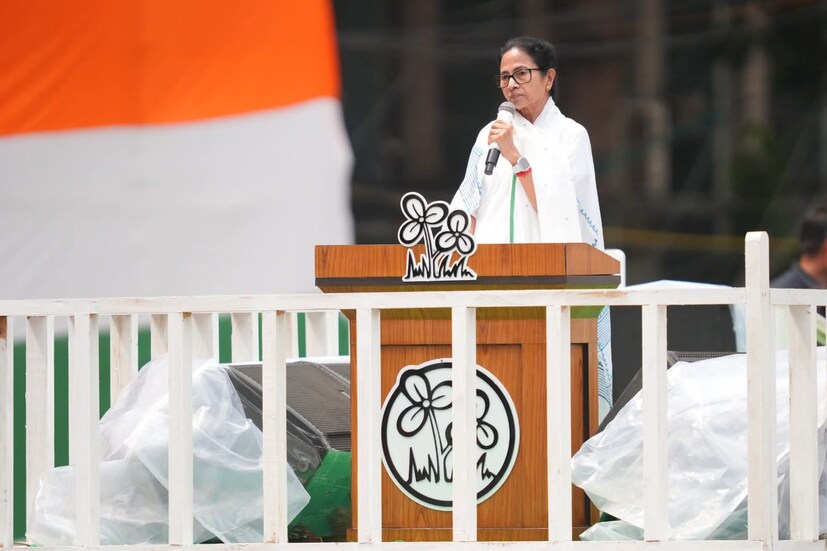 এ বছর ব্যতিক্রম শুধু আবহাওয়ায়, সাধারণত এই সময় বৃষ্টির সম্ভাবনা থাকলেও, এদিন ভরদুপুরে রোদ আর আর্দ্রতা ছিল তীব্র। তার জেরেই ৪ জন অসুস্থ হয়ে পড়েন বলেই জানা গিয়েছে।