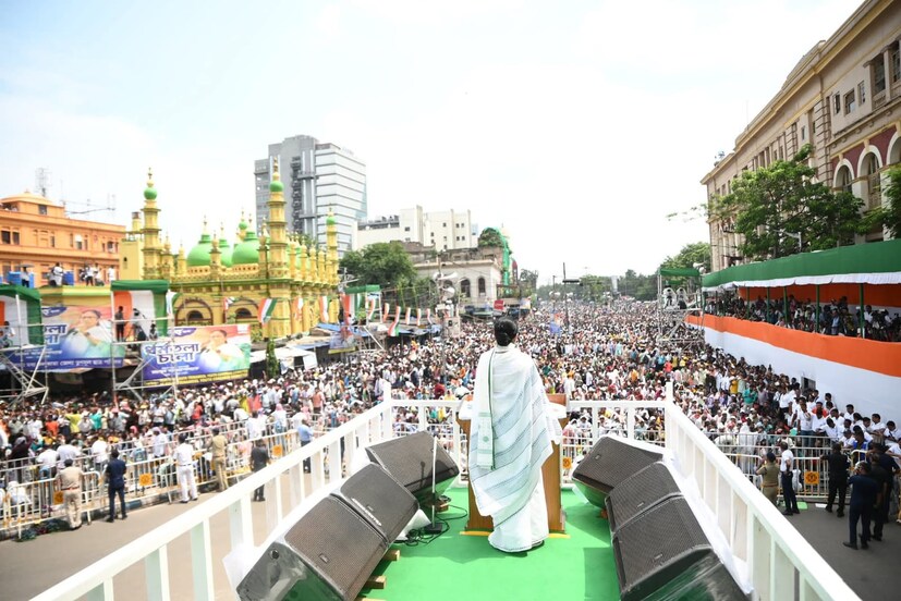 তাঁদের দ্রুত অ্যাম্বুল্যান্সে করে নিয়ে যাওয়া হয় এসএসকেএম হাসপাতালে। প্রাথমিক চিকিৎসার পর তিনজনকে ছেড়ে দিলেও, হাসপাতালে ভর্তি রয়েছেন মদন মিত্র।