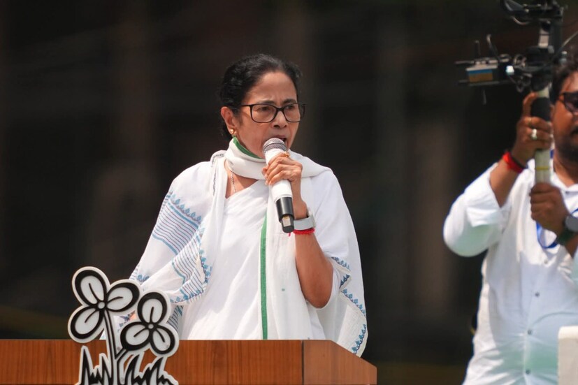 আসলে অন্যান্য সময় ২১ জুলাই দিনটিতে বৃষ্টি হয়। বৃষ্টিতে ভিজেই সমাবেশে অংশ নেন কর্মী, সমর্থকরা। এমনকী মমতা বন্দ্যোপাধ্যায়, অভিষেক বন্দ্যোপাধ্যায়ও বৃষ্টিভেজা হয়ে বক্তব্য রাখেন। কিন্তু এবছর একটু ব্যতিক্রম। বৃষ্টিই হয়নি এবার। উলটে তীব্র রোদ ও গরম। আর সেই কারণে কারও কারও অসুস্থ হয়ে পড়েন অনেকে। 