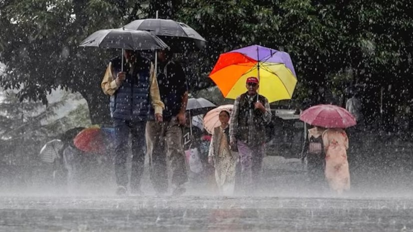 গোটা দক্ষিণবঙ্গে ভারী থেকে অতিভারী বৃষ্টির সর্তকতা জারি রয়েছে। ভারী বৃষ্টি হতে পারে দক্ষিণ ২৪ পরগনা ও পূর্ব মেদিনীপুরে। অতি ভারী বৃষ্টির সম্ভাবনা রয়েছে বাঁকুড়া, পুরুলিয়া, পশ্চিম মেদিনীপুর এবং হুগলিতে।